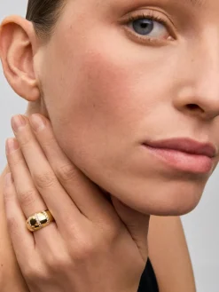 Anillo de oro amarillo de 18K con pavé de diamantes en talla brillante