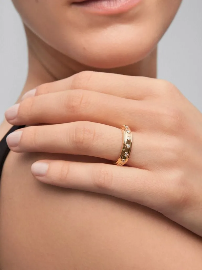 Anillo de oro amarillo de 18K con 16 diamantes en talla brillante con un total de 0,28 cts