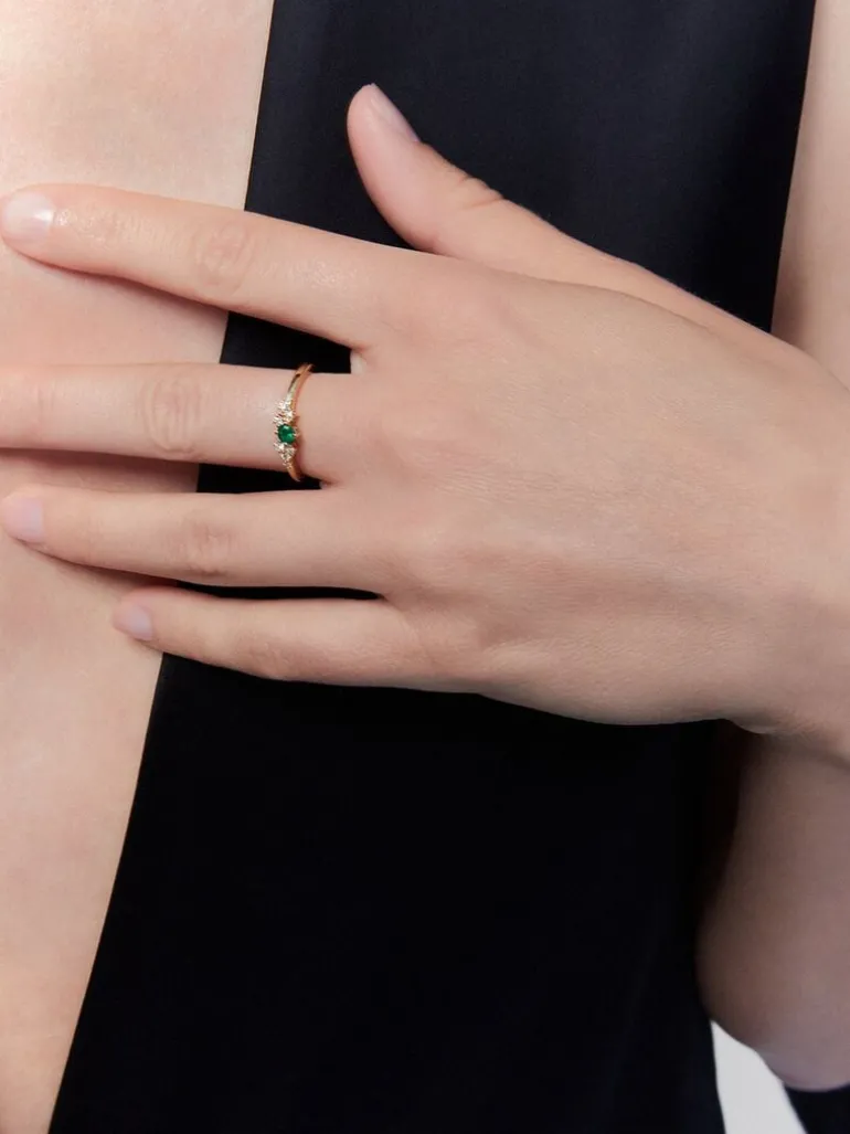 Anillo de oro amarillo de 18K con esmeralda en talla brillante de 0,1 cts y 7 diamantes en talla brillante con un total de 0,1 cts