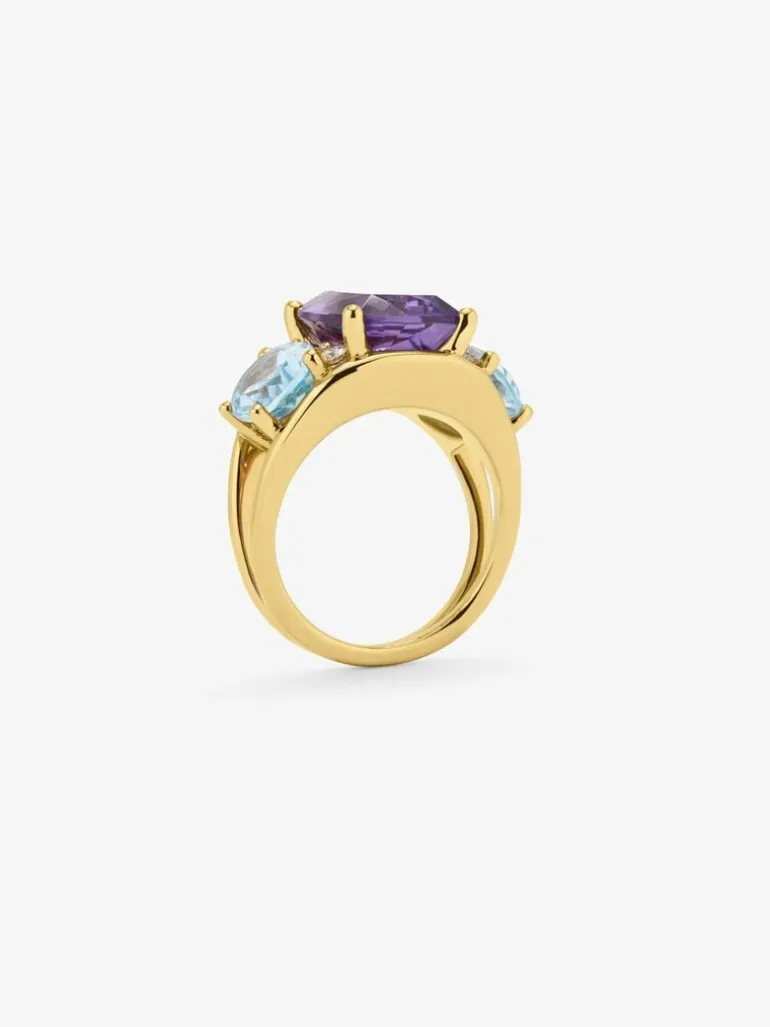 Anillo de oro amarillo de 18K con amatista morada en talla cushion de 5,5 cts, topacios azul sky en talla oval de 4,65 cts y diamantes blancos en talla brillante de 0,15 cts