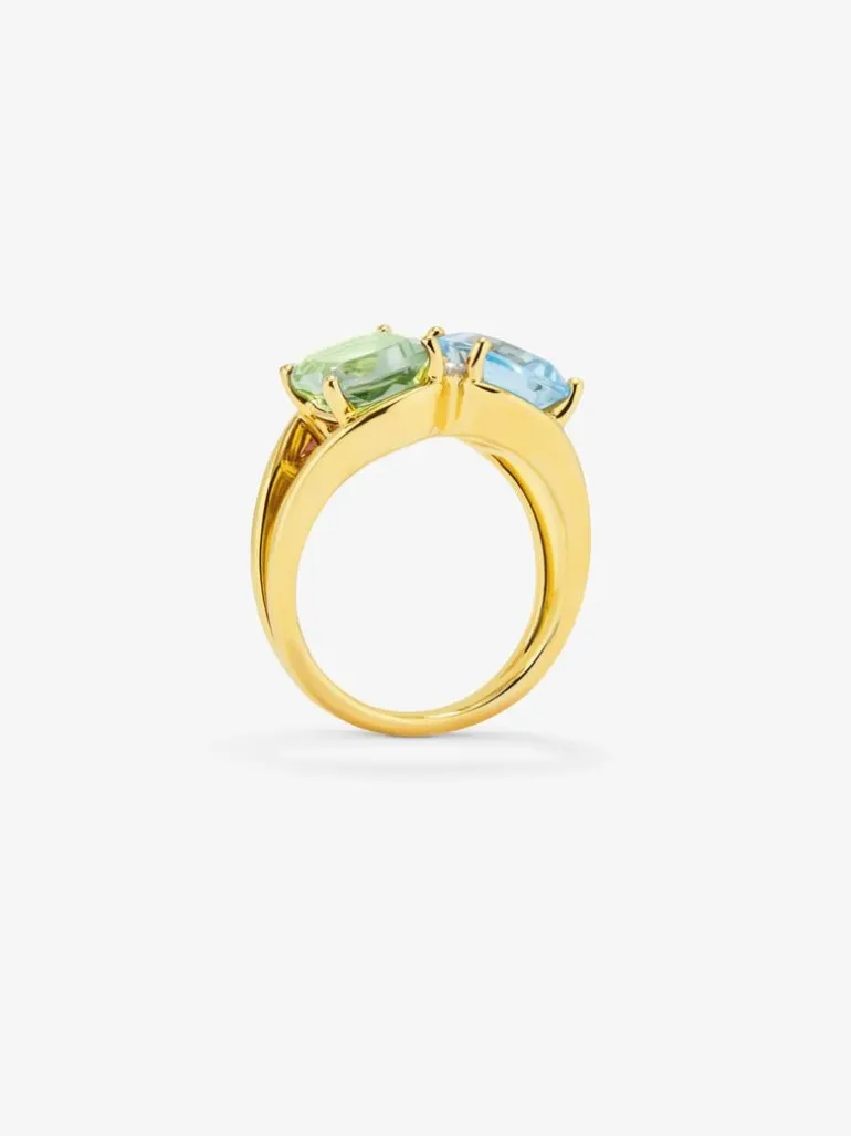 Anillo de oro amarillo de 18K con topacio azul sky en talla cushion de 2,75 cts, amatista verde en talla cushion de 2 cts y 2 diamantes en talla brillante con un total de 0,06 cts