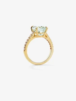 Anillo de oro amarillo de 18K con amatista verde en talla oval de 3,8 cts y 14 diamantes en talla brillante con un total de 0,32 cts