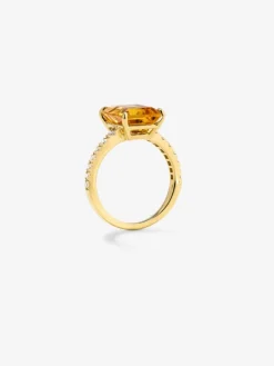 Anillo de oro amarillo de 18K con cuarzo citrino en talla radiant de 1,2 cts y 18 diamantes en talla brillante con un total de 0,18 cts
