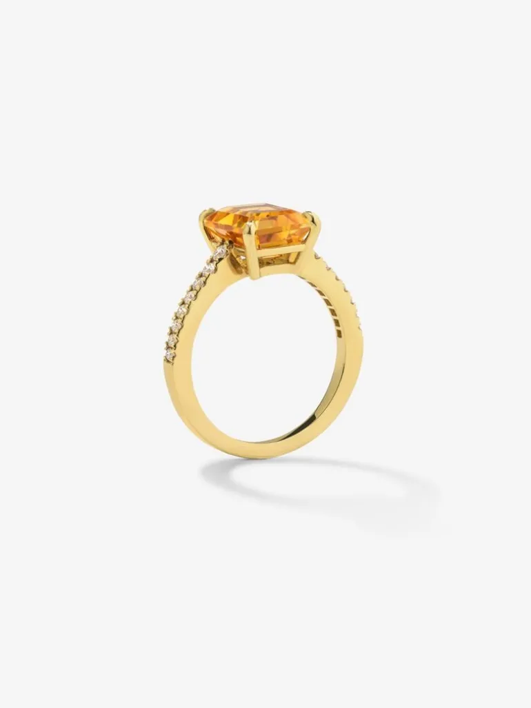 Anillo de oro amarillo de 18K con cuarzo citrino en talla esmeralda de 2,86 cts y 16 diamantes en talla brillante con un total de 0,19 cts