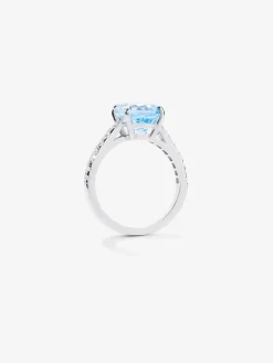 Anillo de oro amarillo de 18K con topacio azul sky en talla oval de 3,8 cts y diamantes en talla brillante