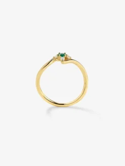 Anillo de oro amarillo de 18K con esmeralda verde en talla brillante de 0,088 cts y 4 diamantes en talla brillante con un total de 0,08 cts