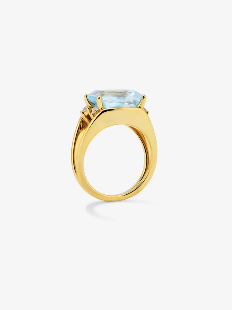 Anillo de oro amarillo de 18K con topacio azul sky en talla cushion de 7,3 cts y diamantes blancos en talla brillante de 0,13 cts