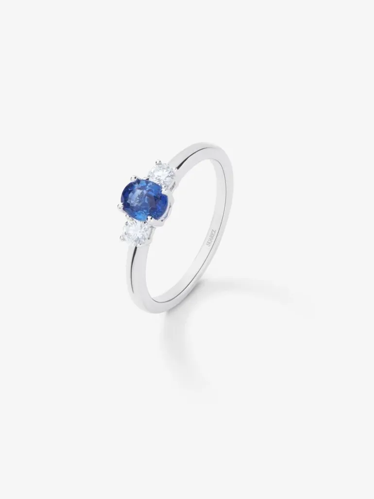 Anillo de oro blanco con zafiro azul en talla oval de 0,41 cts y diamantes en talla brillante con un total de 0,11 cts