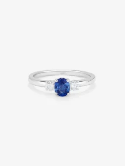 Anillo de oro blanco con zafiro azul en talla oval de 0,41 cts y diamantes en talla brillante con un total de 0,11 cts