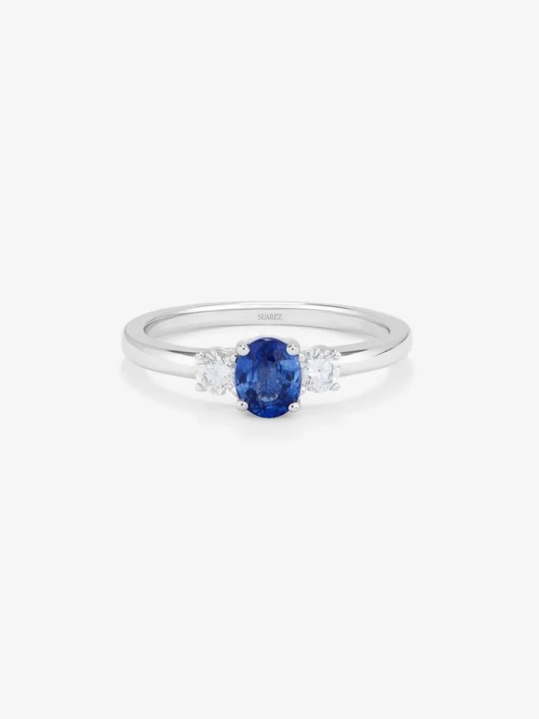 Anillo de oro blanco con zafiro azul en talla oval de 0,41 cts y diamantes en talla brillante con un total de 0,11 cts