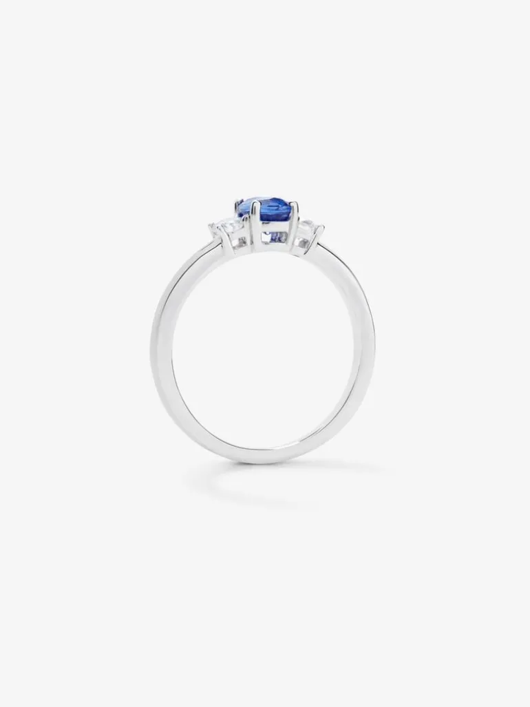 Anillo de oro blanco con zafiro azul en talla oval de 0,41 cts y diamantes en talla brillante con un total de 0,11 cts
