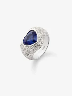 Anillo de oro blanco de 18K con 101 diamantes en talla brillante con un total de 2,22 cts y zafiro azul en talla corazón de 4,47 cts