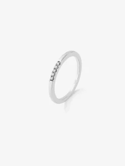 Anillo de oro blanco de 18K con 5 diamantes en talla brillante con un total de 0,05 cts