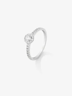 Anillo de oro blanco de 18K con diamante central en talla brillante de 0,1 cts y 28 diamantes en talla brillante con un total de 0,2 cts