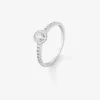 Anillo de oro blanco de 18K con diamante central en talla brillante de 0,15 cts y 26 diamantes en talla brillante con un total de 0,28 cts