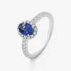 Anillo de oro blanco de 18K con zafiro azul en talla oval de 0,91 cts y orla de diamantes en talla brillante con un total de 0,37 cts