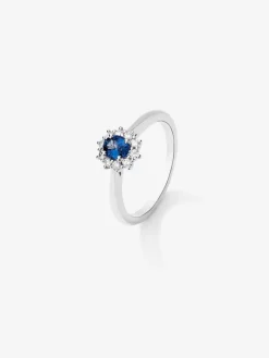 Anillo de oro blanco de 18K con zafiro azul en talla oval de 0,31 cts y diamantes en talla brillante con un total de 0,10 cts