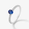 Anillo de oro blanco de 18K con zafiro oval de 0,63 cts y 16 diamantes en talla brillante con un total de 0,21 cts