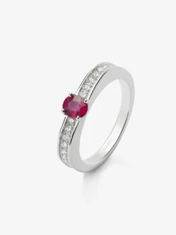 Anillo de oro blanco de 18K con rubí rojo en talla oval de 0,42 cts y 22 diamantes en talla brillante con un total de 0,16 cts