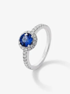 Anillo de oro blanco de 18K con zafiro azul en talla brillante de 1,07 cts y diamantes en talla brillante con un total de 0,40 cts