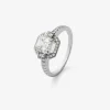 Anillo de oro blanco de 18K con diamante central en talla asscher de 1,51 cts, 2 diamantes en talla princesa con un total de 0,18 cts y 32 en talla brillante con un total de 0,26 cts