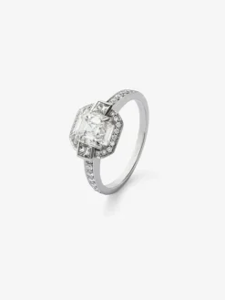 Anillo de oro blanco de 18K con diamante central en talla asscher de 1,51 cts, 2 diamantes en talla princesa con un total de 0,18 cts y 32 en talla brillante con un total de 0,26 cts