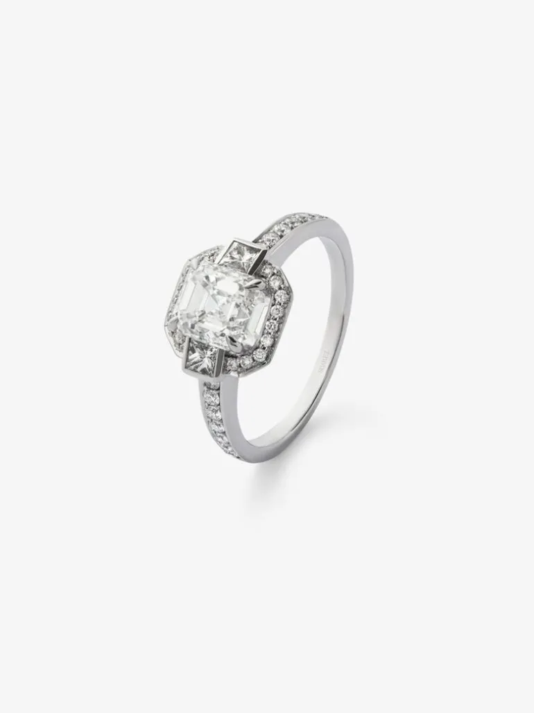 Anillo de oro blanco de 18K con diamante central en talla asscher de 1,51 cts, 2 diamantes en talla princesa con un total de 0,18 cts y 32 en talla brillante con un total de 0,26 cts