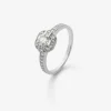 Anillo de oro blanco de 18K con un diamante en talla brillante central de 0,4 cts y 34 diamantes en talla brillante con un total de 0,24 cts