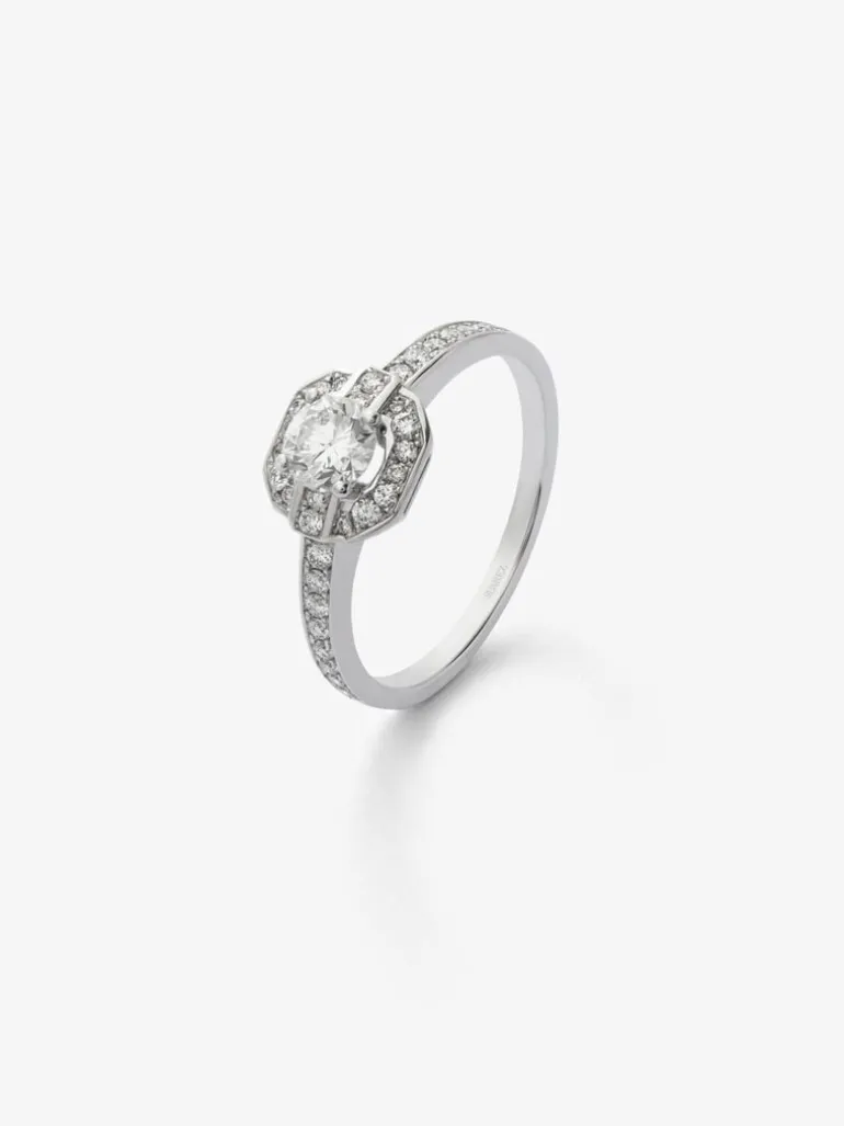Anillo de oro blanco de 18K con un diamante en talla brillante central de 0,4 cts y 34 diamantes en talla brillante con un total de 0,24 cts