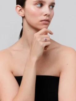 Anillo de oro blanco de 18K con zafiro rosa en talla pera de 1,83 cts y 32 diamantes en talla brillante con un total de 0,43 cts