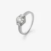 Anillo de oro blanco de 18K con diamante central en talla brillante de 0,4 cts y orla con 2 diamantes en talla baguette con un total de 0,14 cts y 30 en talla brillante con un total de 0,19 cts