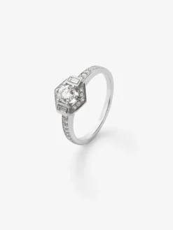 Anillo de oro blanco de 18K con un diamante central en talla brillante de 0,31 cts; 2 en talla baguette con un total de 0,085 cts y 26 en talla brillante con un total de 0,175cts
