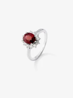 Anillo de oro blanco de 18K con rubí rojo vivid en talla oval de 1,58 cts y diamantes blancos en talla brillante de 0,34 cts