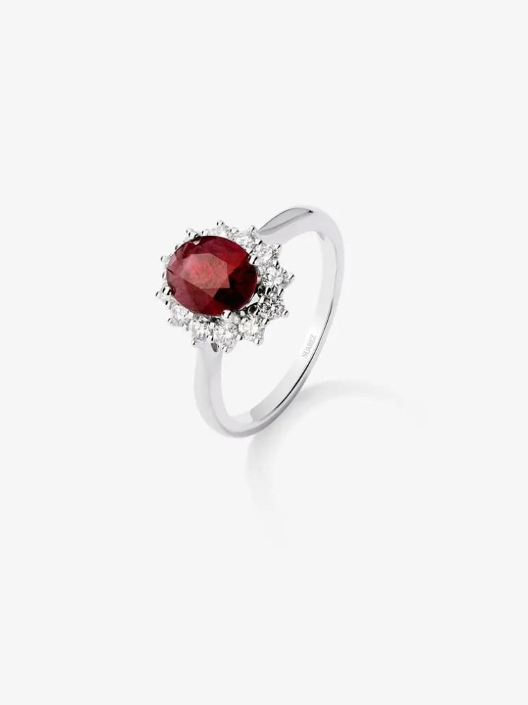 Anillo de oro blanco de 18K con rubí rojo vivid en talla oval de 1,58 cts y diamantes blancos en talla brillante de 0,34 cts