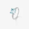 Anillo de oro blanco de 18K con topacio azul sky en talla cushion de 3,72 cts y 12 diamantes en talla brillante con un total de 0,3 cts