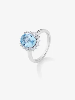 Anillo de oro blanco de 18K con aguamarina en talla oval de 2,74 cts y 16 diamantes en talla brillante con un total de 0,59 cts
