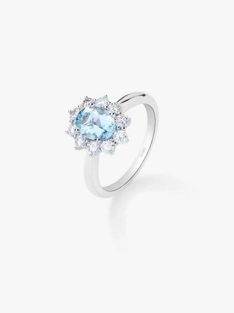 Anillo de oro blanco de 18K con aguamarina en talla oval de 1,08 cts y 10 diamantes en talla brillante con un total de 0,63 cts