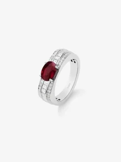 Anillo de oro blanco de 18K con rubí rojo pigeon blood en talla oval de 1,49 cts y 98 diamantes en talla baguette y brillante con un total de 0,81 cts