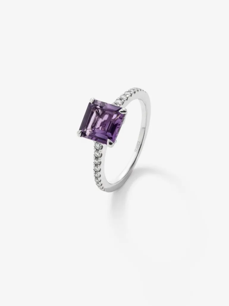 Anillo de oro blanco de 18K con amatista morada en talla radiant de 1,79 cts y 18 diamantes en talla brillante con un total de 0,18 cts