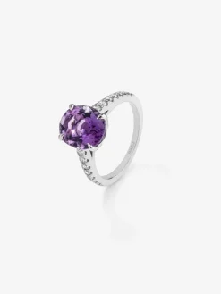 Anillo de oro blanco de 18K con amatista morada en talla oval de 4,35 cts y 12 diamantes en talla brillante con un total de 0,29 cts
