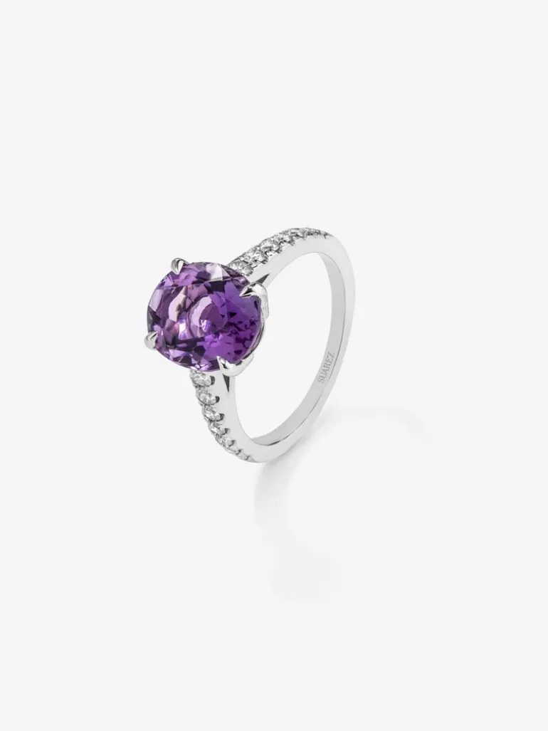 Anillo de oro blanco de 18K con amatista morada en talla oval de 4,35 cts y 12 diamantes en talla brillante con un total de 0,29 cts