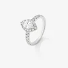 Anillo de oro blanco de 18K con diamante en talla marquise de 0,7 cts y orla y brazo de diamantes en talla brillante con un total de 0,63 cts