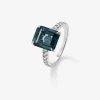 Anillo de oro blanco de 18K con topacio azul london en talla esmeralda de 4,25 cts y 14 diamantes en talla brillante con un total de 0,32 cts