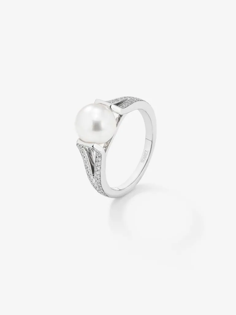 Anillo de oro blanco de 18K con perla akoya de 8mm y 60 diamantes en talla brillante con un total de 0,23 cts