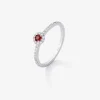 Anillo de oro blanco de 18K con rub&iacute; rojo en talla brillante de 0,1 cts y orla y brazo de 28 diamantes en talla brillante con un total de 0,2 cts
