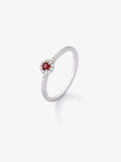Anillo de oro blanco de 18K con rubí rojo en talla brillante de 0,1 cts y orla y brazo de 28 diamantes en talla brillante con un total de 0,2 cts