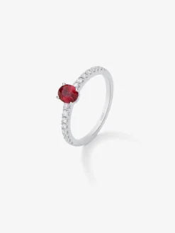 Anillo de oro blanco de 18K con rubí rojo en talla oval de 0,2 cts y diamantes en talla brillante de 0,1 cts