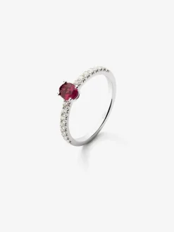 Anillo de oro blanco de 18K con rubí rojo en talla oval de 0,5 cts y 16 diamantes en talla brillante con un total de 0,21 cts