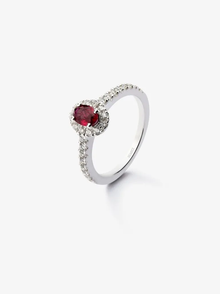 Anillo de oro blanco de 18K con rubí rojo intenso en talla oval de 0,52 cts y diamantes blancos en talla brillante de 0,29 cts