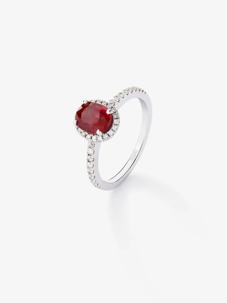 Anillo de oro blanco de 18K con rubí rojo intenso en talla oval de 0,68 cts y 30 diamantes en talla brillante con un total de 0,31 cts